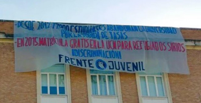 Pancarta desplegada en la Facultad de Odontología, en la Universidad Complutense de Madrid