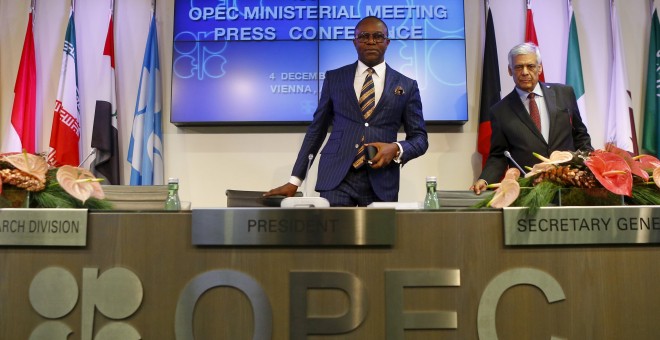 El ministro del Petróleo de Nigeria y presidente de la OPEP, Emmanuel Ibe Kachikwu, junto al secretario general del cártel, Abdullah al-Badri, tras la reunión de la cumbre de los países productores de petróleo. REUTERS/Heinz-Peter Bader