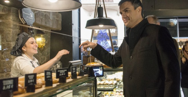 El secretario general del PSOE, Pedro Sánchez, visita un comercio de Palma de Mallorca, antes de participar en un acto de campaña en la localidad de Inca. EFE/Cati Cladera