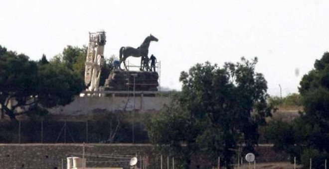 Varios operarios proceden a la retirada de la estatua ecuestre de Franco en el cuartel de la Legión, en Melilla. EFE