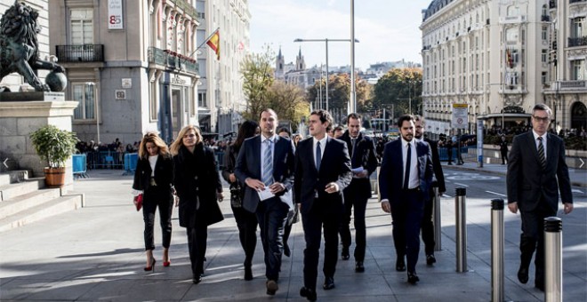 El equipo de Rivera, acompañándole en su visita al Congreso durante la celebración del aniversario de la Constitución. Foto: FLIKR CIUDADANOS