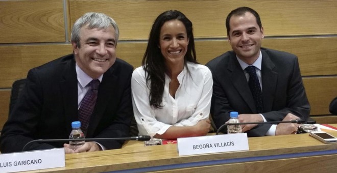 Los líderes madrileños de Ciudadanos Ignacio Aguado (Comunidad) y Begoña Villacís (Ayuntamiento), junto a Garicano. Archivo EFE