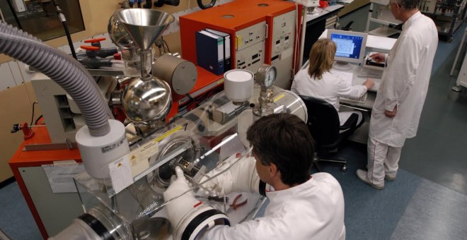 Cubo de uranio analizado e imagen de los utilizados en el último experimento nuclear alemán durante la Segunda Guerra Mundial. JRC