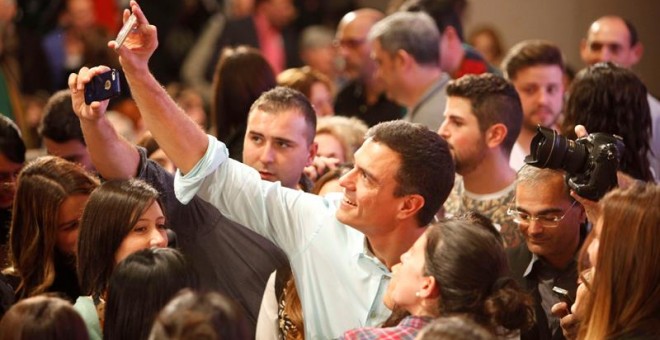 El secretario general del PSOE y candidato a la Presidencia del Gobierno, Pedro Sánchez, se fotografía junto a simpatizantes durante el mitin celebrado en A Coruña. EFE/Cabalar