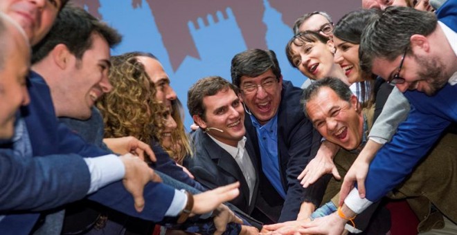 El candidato de Ciudadanos a la presidencia del Gobierno de España, Albert Rivera, y el portavoz de la formación en el Parlamento de Andalucía, Juan Marín, junto a numerosos miembros del partido, durante un acto de campaña esta tarde en Sevilla. EFE/Raúl