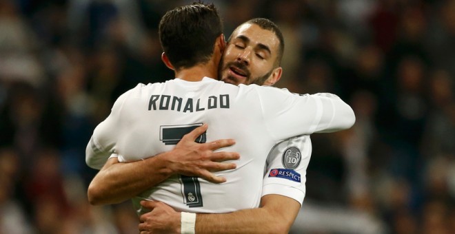 Cristiano y Benzema celebran uno de los goles del Madrid. REUTERS/Juan Medina