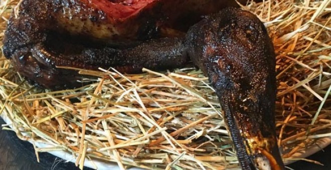 Critican al cocinero David Muñoz por publicar una foto de un pato salvaje asado a las brasas