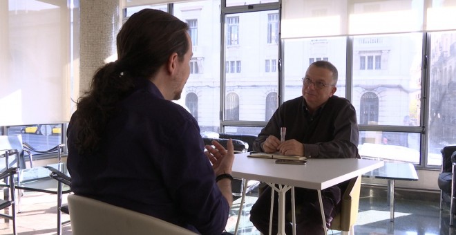 Pablo Iglesias junto a Marià Delàs durante un momento de la entrevista con Público. /PÚBLICO