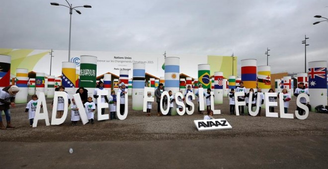 Un grupo de niños muestran en París el mensaje 'Adiós a los hidrocarburos'. EFE/Jose Rodriguez