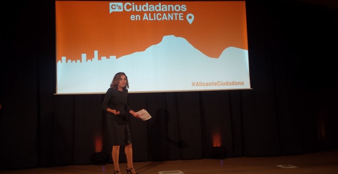 La candidata de Ciudadanos al Congreso por  Alicante, Marta Martín, durante su intervención.