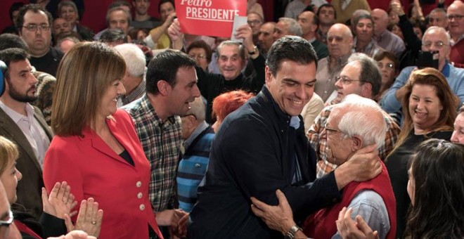 El candidato del PSOE a la Presidencia del Gobierno, Pedro Sánchez (c), junto a la secretaria general de los socialistas vascos, Idoia Mendia (i), saluda a los asistentes al mitin que ha ofrecido hoy en la localidad vizcaína de Barakaldo. EFE/Miguel Toña