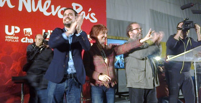 Alberto Garzón, con el número uno y dos de la candidatura por Zaragoza: Rosa Magallón (IU) y Chesús Yuste (Chunta).