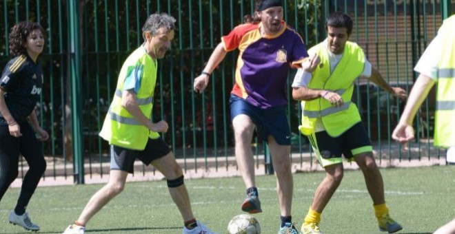 Pablo Iglesias juega al fútbol durante el día de reflexión de las elecciones autonómicas.