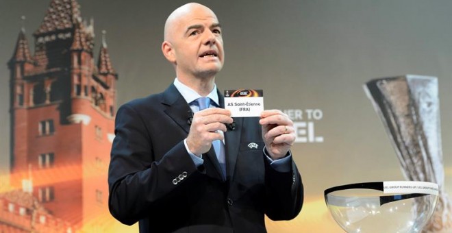 El secretario general de la UEFA, Gianni Infantino, durante el sorteo de los emparejamientos de dieciseisavos de la Liga Europa./EFE