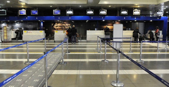 Zona de 'check.in' del aeropuerto de la ciudad griega de Salónica, incluido en el acuerdo de concesión al consorcio liderado por el grupo alemán Fraport. REUTERS/Alexandros Avramidis