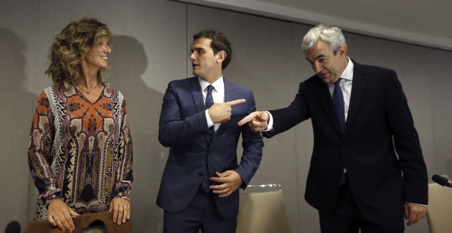 El presidente de Ciudadanos, Albert Rivera, junto a la empresaria y exministra socialista Cristina Garmendia, y el coordinador del programa económico, Luis Garicano, durante el almuerzo para presentar las propuestas de su partido en materia de economía de