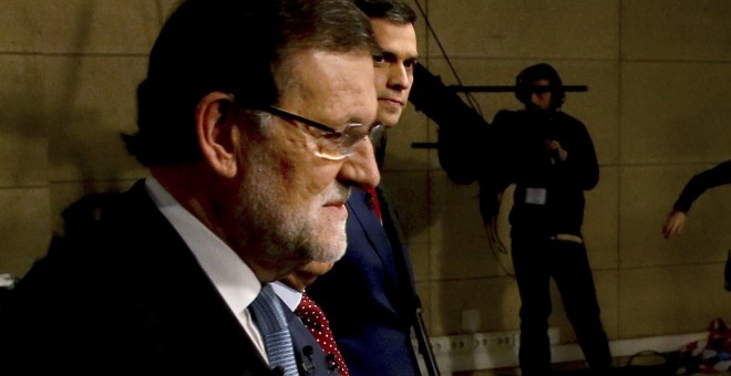 El presidente del Ejecutivo, Mariano Rajoy, y el líder del PSOE, Pedro Sánchez, candidatos a la presidencia del Gobierno para las elecciones generales del 20-D, a su llegada al debate moderado por el presidente de la Academia de Televisión, Manuel Campo V