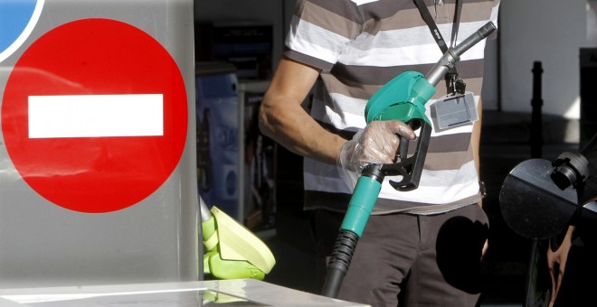 Un conductor reposta en una gasolinera de Madrid. EFE