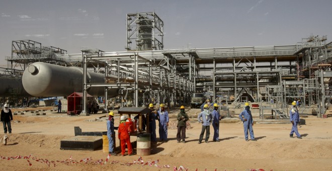Trabajadores del campo petrolífero de Khurais, a 160 km de Riad (Arabia Saudí). REUTERS/Ali Jarekji