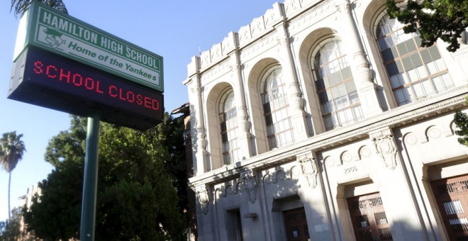 La escuela Hamilton de Los Ángeles informa de que está cerrada. REUTERS/Jonathan Alcorn