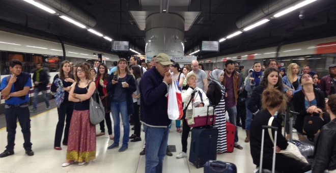 Viajeros afectados por un robo de cable en la red de Rodalies de Renfe en Barcelona.