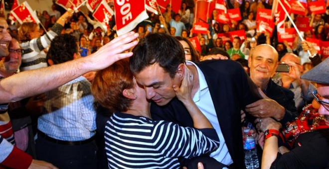 El secretario general del PSOE y candidato a la Presidencia del Gobierno, Pedro Sánchez, es saludado por una simpatizante al inicio del acto del PSOE en Badajoz dentro de la campaña para las elecciones generales del 20D. EFE
