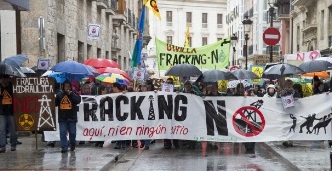 Manifestación contra el 'fracking' en Burgos. / SANTI OTERO (EFE)
