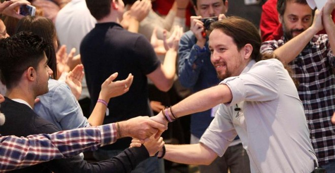 El candidato de Podemos a la Presidencia del Gobierno, Pablo Iglesias (d), que participó en un acto de campaña en A Coruña con los candidatos de En Marea Podem, con quienes la formación concurre en coalición con Esquerda Unida y Anova-Irmandade Nacionali