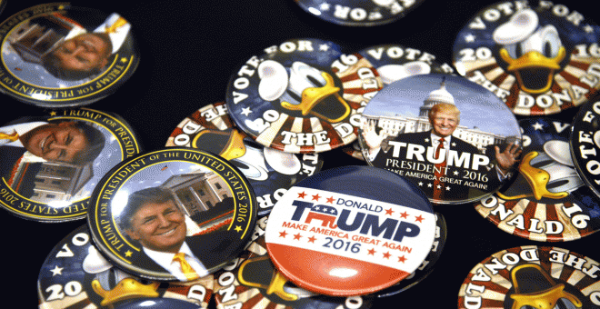 Vista de unos botones que forman parte de la campaña de Donald Trump. EFE