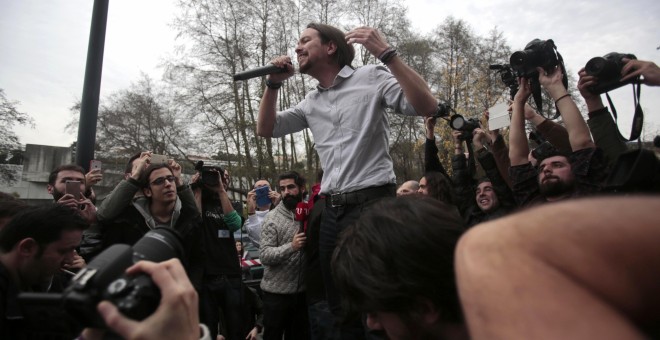 El candidato de Podemos, Pablo Iglesias, se dirige a las cientos de personas que se quedaron fuera del encuentro electoral celebrado en  en el aula magna de la Facultad de Economía y Empresa de la Universidad de  A Coruña. REUTERS/Miguel Vidal