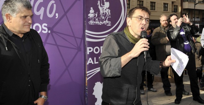 El cofundador de Podemos Juan Carlos Monedero ha acompañado al cabeza de lista de esta formación al Congreso por Albacete, Fernando Prieto, en un acto electoral en la ciudad castellanomanchega. EFE/Manu