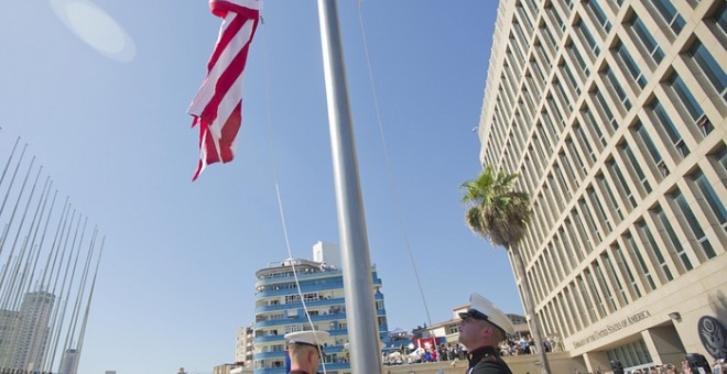 Marines estadounidenses elevan la bandera americana en la Embajada de EEUU en La Habana. AP/Pablo Martinez Monsivais
