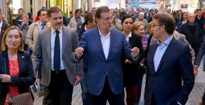 El presidente del Gobierno, Mariano Rajoy, acompañado de la ministra de Fomento, Ana Pastor, y el presidente de la Xunta de Galicia, Alberto Núñez Feijoo, durante el recorrido que ha hecho hoy por las calles de Pontevedra. EFE