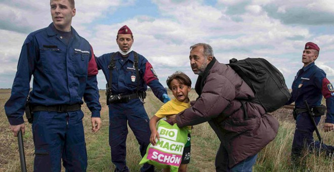 Osama con su hijo Zaid tras la patada de la periodista Petra Lászlo.
