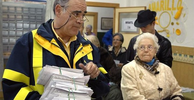 Un cartero de Jaén entrega a primera hora el voto por correo en un colegio electoral de la ciudad - EFE