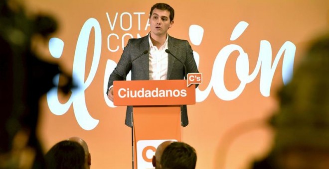 El líder de Ciudadanos, Albert Rivera, durante su intervención en un acto electoral en Bilbao junto a los candidatos de su partido por las circunscripciones vascas. EFE/MIGUEL TOÑA