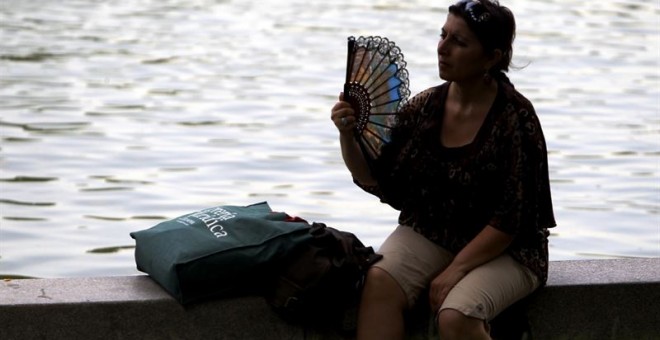 Una mujer se abanica para refrescarse. EUROPA PRESS