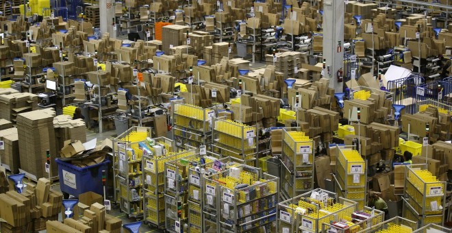 Interior de un centro logístico de Amazon. REUTERS