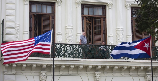 Varios turistas asomados en un balcón de un hotel de La Habana. REUTERS/Alexandre Meneghini
