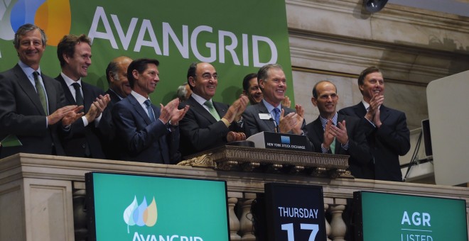 El presidente de Iberdrola y de Avangrid, Ignacio Sánchez Galan, con el  presidente ejecutivo de United Illuminating, James P. Torgerson, en el balncón de la bolsa de Nueva York (NYSE, según sus siglas en inglés), aplauden con el comienzo de la cotización