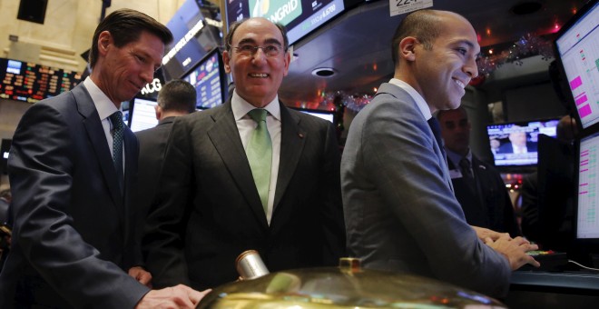 El presidente de Iberdrola y de Avangrid, Ignacio Sánchez Galan, con el  presidente ejecutivo de United Illuminating, James P. Torgerson, en el parqué de la bolsa de Nueva York (NYSE, según sus siglas en inglés). REUTERS/Lucas Jackson