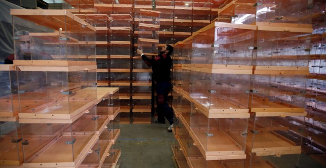 Un trabajador coloca las urnas de un almacén para ser enviados a los centros de votación en Barcelona. REUTERS