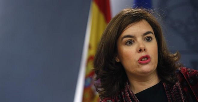 La vicepresidenta del Gobierno, Soraya Sáenz de Santamaría, durante la rueda de prensa tras el Consejo de Ministros./ EFE