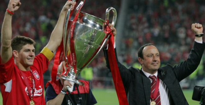 Benítez sostiene con Gerrard la Copa de Europa con el Liverpool.