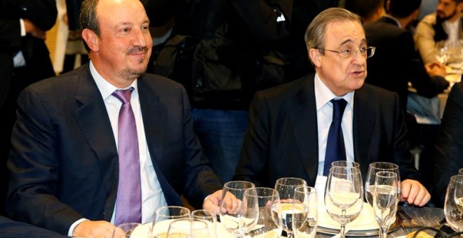 El presidente del Real Madrid, Florentino Pérez, y Rafa Benítez, entrenador blanco, compartieron mesa en la cena navideña del club. EFE/Sergio Barrenechea