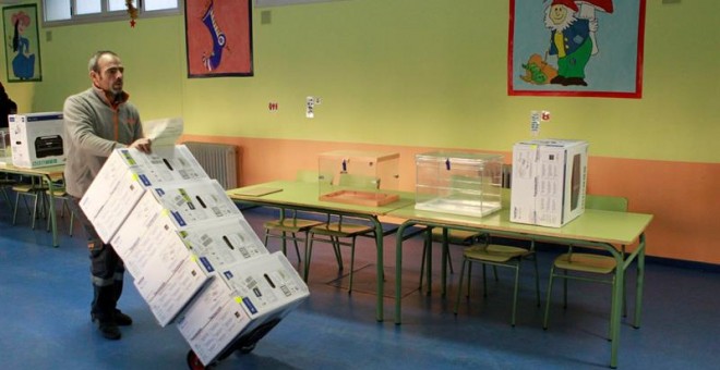 Preparativos en el colegio electoral Ortega y Gasset de Madrid para las elecciones generales de mañana, 20D. EFE/Víctor Lerena