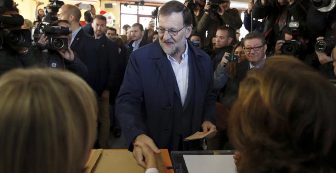 El presidente del Gobierno y candidato a la reelección por el PP, Mariano Rajoy, ejerce su derecho al voto en un colegio de Aravaca. EFE/Angel Díaz