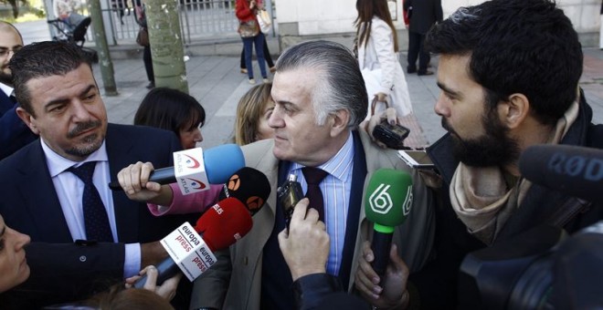 El extesorero del PP, Luis Bárcenas, declara ante los medios a la salida de los juzgados. EUROPA PRESS