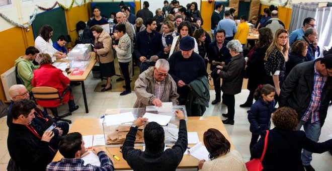 Colas en un colegio electoral del barrio sevillano de Triana en la jornada de elecciones generales. EFE/Raúl Caro