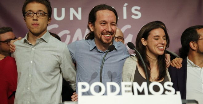 Pablo Iglesias, líder de Podemos, manda un guiño al público tras conocerse los resultados de las elecciones./ REUTERS/Andrea Comas